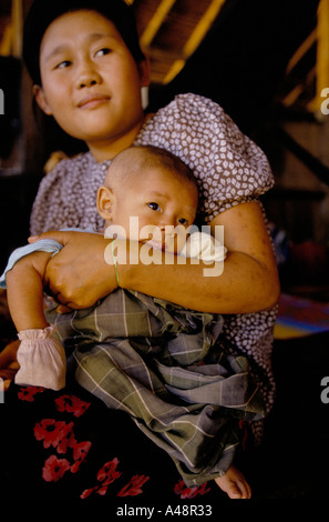 Una donna karen rifugiato con il suo bambino a Mae Tao Clinic Foto Stock