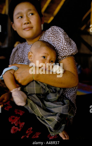 Una donna karen rifugiato con il suo bambino a Mae Tao Clinic Foto Stock
