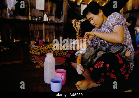 Centro salute per Karen rifugiati provenienti dalla Birmania a Mae Sot Thailandia Foto Stock