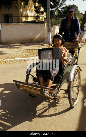 Cambogia pnhom penh una donna prendendo una televisione home su un rickshaw Foto Stock