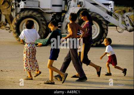 Molti rifugiati sono fuggiti da srebrenica senza possedimenti vestiti e scarpe sono stati donati per loro e distribuiti a tuzla airbase Foto Stock