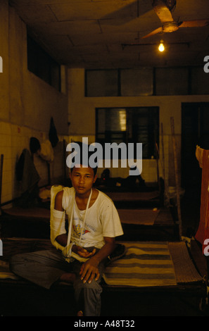 Uomo ferito da un terreno minato in ospedale in Phnom Penh Cambogia Foto Stock