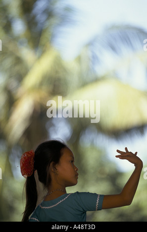 Una ragazza di mettere in pratica la sua routine in Cambogia la Royal Ballet School di phnom penh Foto Stock