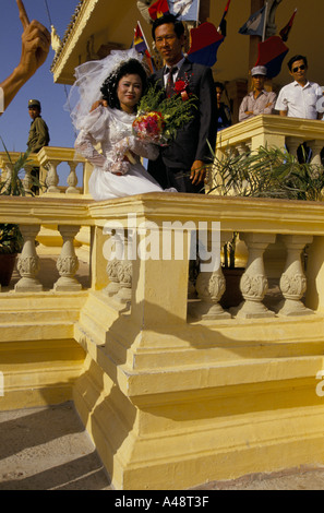 Sposi in posa sul royal pagoda accanto al fiume Mekong phnom penh Cambogia Foto Stock