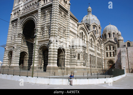 Vista di Cathédrale Nouvelle Sainte Marie Maggiore La Major Marseille Provence Francia del sud Europa Foto Stock