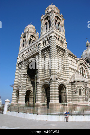 Vista di Cathédrale Nouvelle Sainte Marie Maggiore La Major Marseille Provence Francia del sud Europa Foto Stock