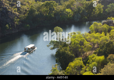 Un tour in barca si diparte il Katherine River nel Nitmiluk National Park, Australia Foto Stock