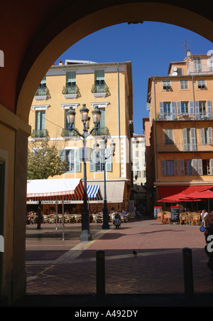 Portone che conduce alle colorate Cours Saleya Marché aux Fleurs Vieux vecchia di Nizza Côte d'Azur Cote d Azur Francia del sud Europa Foto Stock