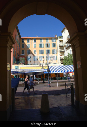 Portone che conduce alle colorate Cours Saleya Marché aux Fleurs Vieux vecchia di Nizza Côte d'Azur Cote d Azur Francia del sud Europa Foto Stock