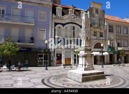 Vista magnifica obelisco piazza principale centro storico della città di Aveiro Iberia Penisola Iberica Nord Portogallo del Nord Europa Foto Stock