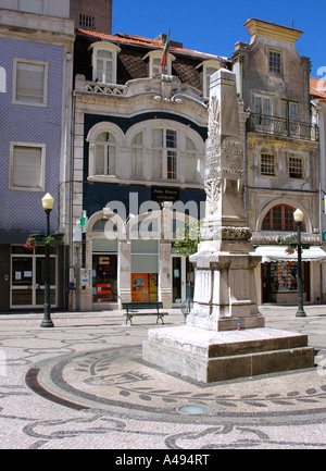 Vista magnifica obelisco piazza principale centro storico della città di Aveiro Iberia Penisola Iberica Nord Portogallo del Nord Europa Foto Stock