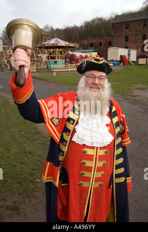 Regno Unito Shropshire Ironbridge Blists Hill cittadina vittoriana Shropshiure Town Crier Martin Wood campana che squilla Foto Stock