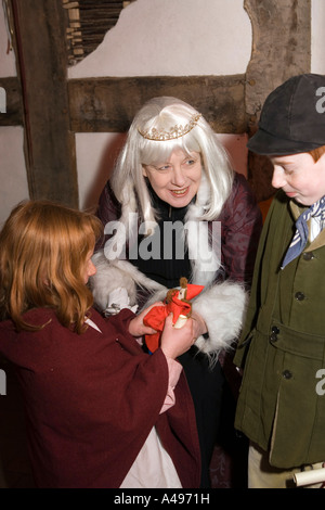 Regno Unito Shropshire Ironbridge Blists Hill città Victorian Santas grotto Matteo Hannah ricevere regali Foto Stock