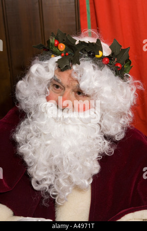 Regno Unito Shropshire Ironbridge Blists Hill museo volto di Santa Claus nella sua grotta Foto Stock