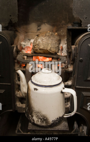 Regno Unito Shropshire Ironbridge Blists Hill museo squatter cottage in stile vittoriano bollitore povertà riscaldamento su un fuoco Foto Stock