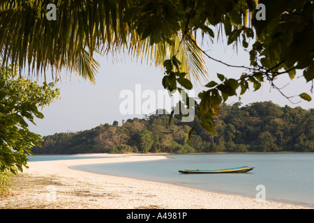India Andamane e Nicobare Nord isola delle Andamane Diglipur barca a Smith a Ross Island sandspit Foto Stock