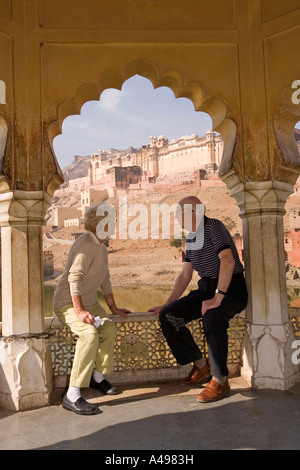 India Rajasthan Forte Amber anziani western matura in appoggio nel lago Maota Gardens Foto Stock