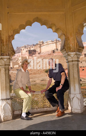 India Rajasthan Forte Amber anziani western giovane appoggiata in Jai Mandir Gardens Foto Stock