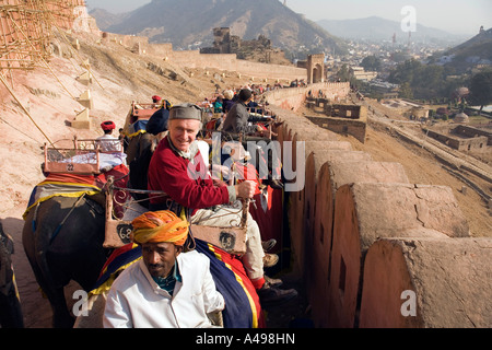 India Rajasthan Amber Fort Western maschio di equitazione turistica elefante su di una ripida strada di avvicinamento Foto Stock