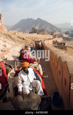 India Rajasthan Amber Fort Western maschio di equitazione turistica elefante su di una ripida strada di avvicinamento Foto Stock