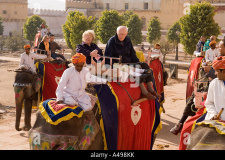 India Rajasthan Forte Amber elefanti il trasporto di anziani turisti Foto Stock