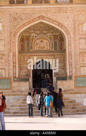 India Rajasthan Forte Amber i turisti a Ganesh Pol cancello di ingresso Foto Stock