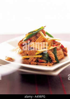Close-up di mescolare la carne fritta e verdura Foto Stock