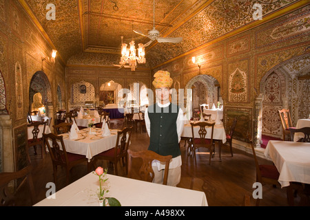 India Rajasthan Jaipur Samode Haveli uniformata cameriere nella sala da pranzo decorata in modo tradizionale Foto Stock