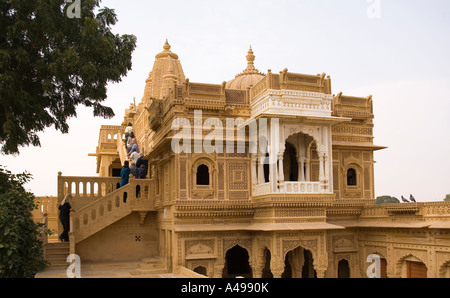 India Rajasthan Jaisalmer Amar Sagar edificio ristrutturato del XIX secolo in pietra arenaria scolpita tempio Jain Foto Stock