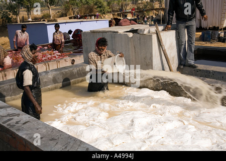 India Rajasthan Sanganer artigianato tessile tessuto in parte trasformati in outdoor dyeworks Foto Stock