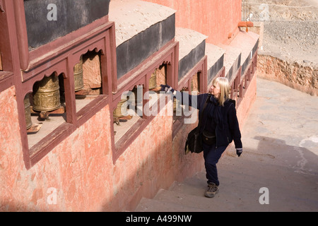 India Ladakh Leh Valle Tikse Gompa western tourist girando le ruote di preghiera Foto Stock