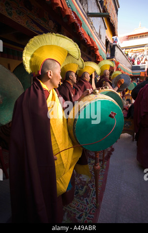 India Ladakh Leh Valle Gompa Spitok festival cappello giallo musicista rituale batteristi Monaco Foto Stock