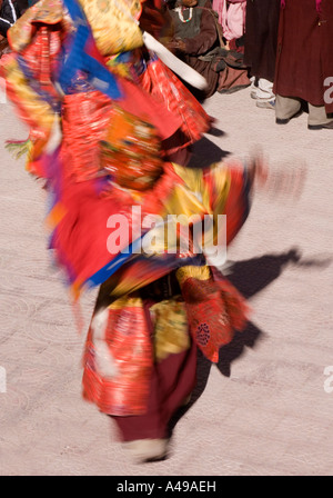 India Ladakh Leh Valley festival Spitok astratta immagine sfocata del movimento ballerino in costume Foto Stock