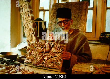 Scultore in legno / Srinagar Foto Stock