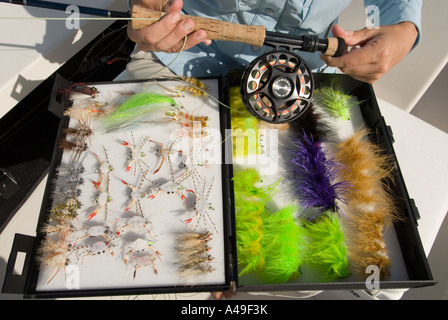 USA Florida Keys Fisherman mantenendo la casella colorata di mosche per il mare Foto Stock