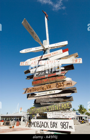 USA Florida Keys Funky segno direzionale nella storica città vecchia Key West Foto Stock