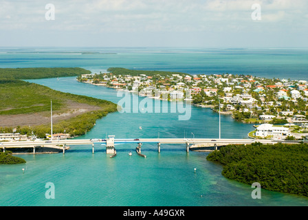 USA Florida Keys vista aerea di isola in Islamorada Fl e Bridge crossing Hwy 1 Foto Stock