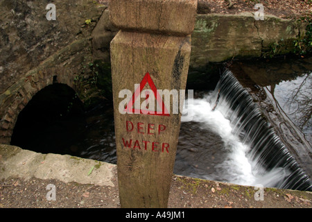 Segno di allarme acque profonde su piccole weir Foto Stock