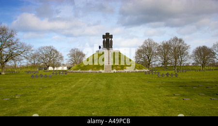 Tumulo centrale tomba al cimitero militare tedesco di La Cambe Normandia Francia Foto Stock