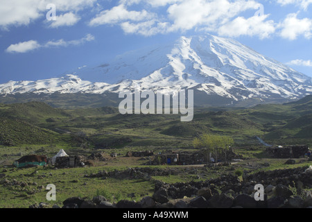 Il monte Ararat con un campo nomadi in primo piano, Turchia, Anatolia Orientale, Dogubayzit Foto Stock