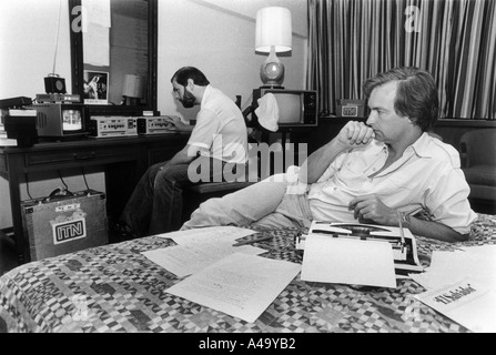 L'hotel Camino Real, San Salvador, marzo 1982; ITN TV reporter news John Snow lavora con editor video Bill gelo su un 3 minuti di pacchetto per essere rinominata a Londra via Managua e New York. Ci sono volute 3 ore per mettere il pacchetto insieme. Foto Stock