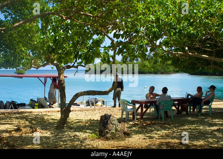 Gruppo di sub attendere per intervallo di superficie riparata in isola Truk lagoon Chuuk Stati Federati di Micronesia Pacific Foto Stock