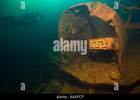 Diver esplora la fusoliera di Zero fighter piano interno le principali tenere del Fujikawa Maru Truk lagoon Chuuk Foto Stock