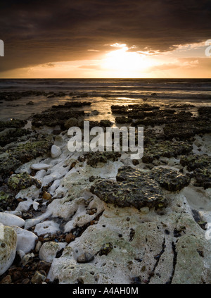 Tempestoso tramonto sul mare in inverno da Birling Gap Foto Stock