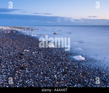 Twilight una lunga esposizione sulla spiaggia di Birling Gap creando una consistenza lattiginosa all'acqua East Sussex Regno Unito Foto Stock