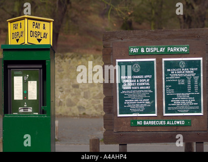 Pay & Display macchina e preavviso a Glenfield Lodge Country Park,Newtown Linford,leicestershire,l'Inghilterra,UK Foto Stock