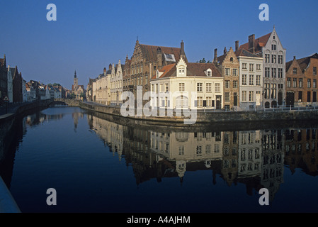 Case di mercanti accanto al Boudewijn Canal nel centro di Brugges Foto Stock