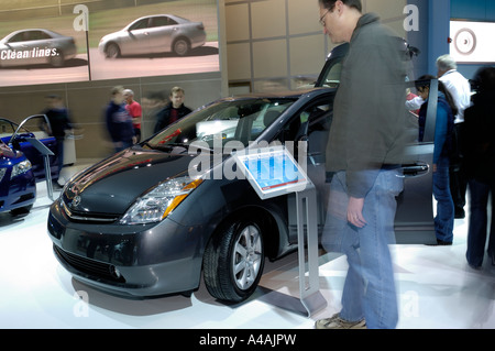 Uomo che guarda una Toyota Prius sul display al North American International Auto Show 2007 Foto Stock