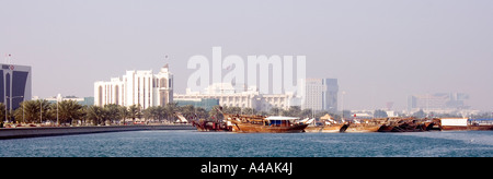 La zona del porto vecchio di Doha in Qatar con dhows ormeggiato emiro s Palace in background Foto Stock