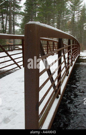 Piedi ponte attraverso il ramo centrale della Piscataquog river vicino a Gregg Mill Rd Foto Stock